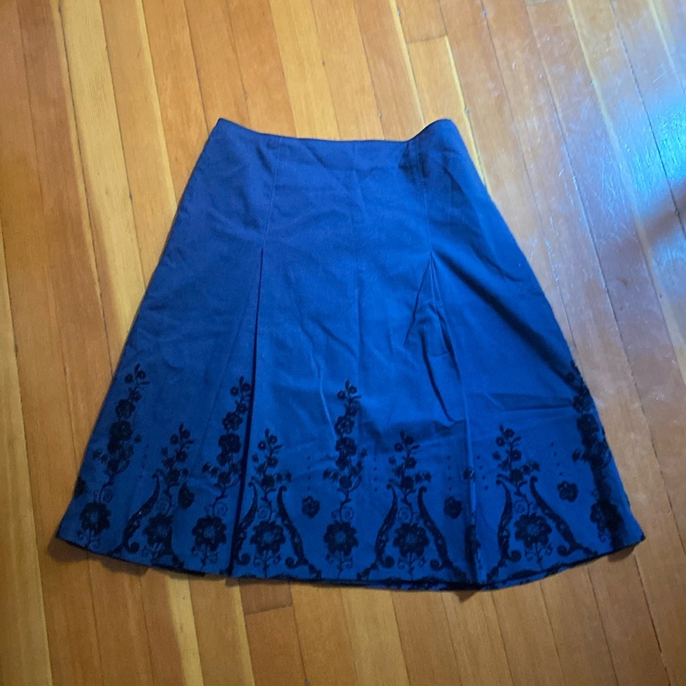 Le Chateau, A-line skirt with velvet floral motif - Picture 2 of 4